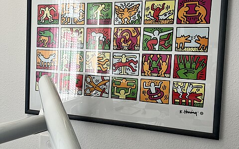 Bild an der Wand im Behandlungszimmer