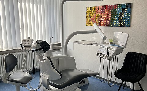 Komplettansicht Behandlungszimmer der Zahnarztpraxis
