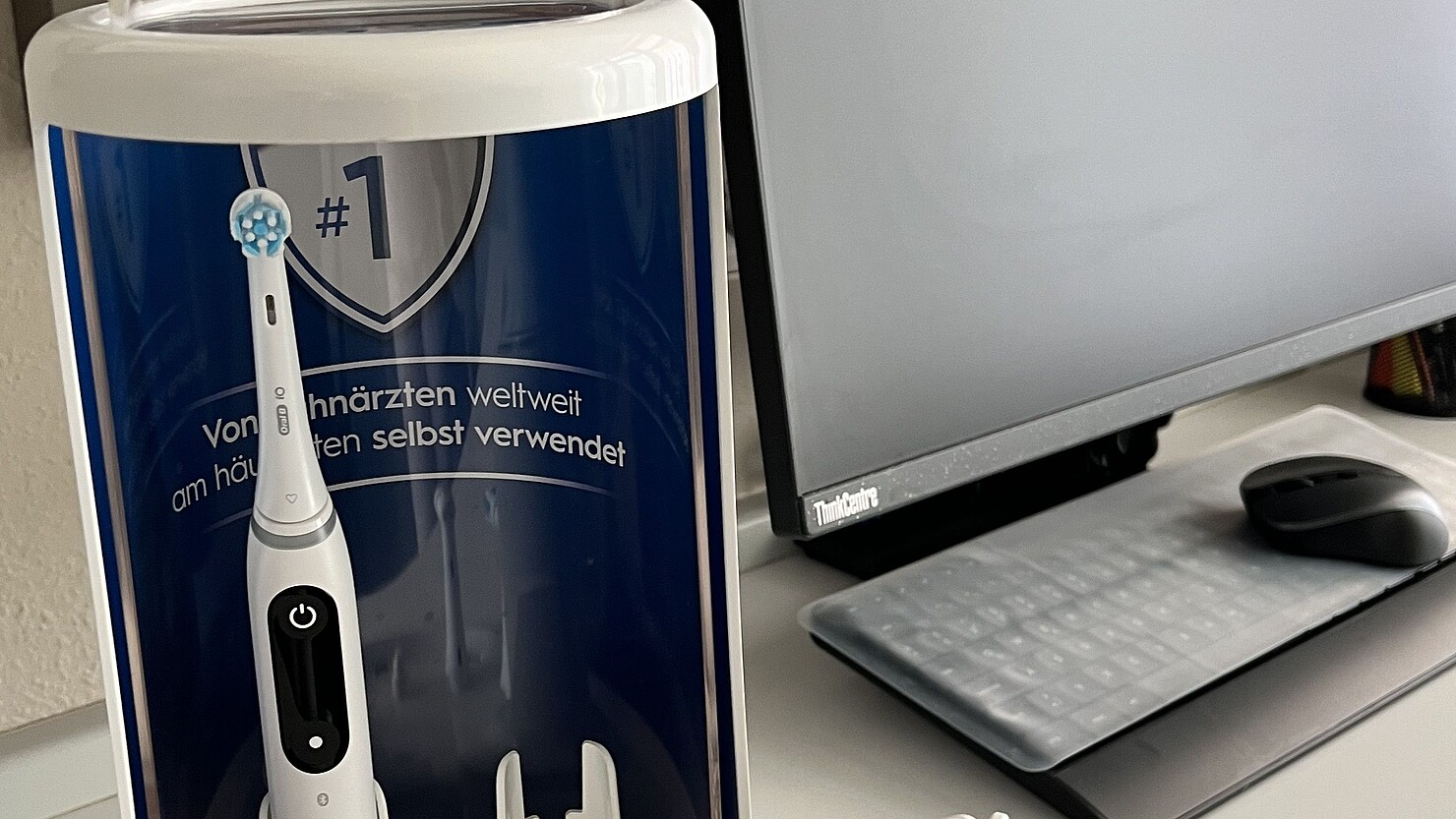 Elektronisch Zahnbürste, Computermonitor und Tastatur